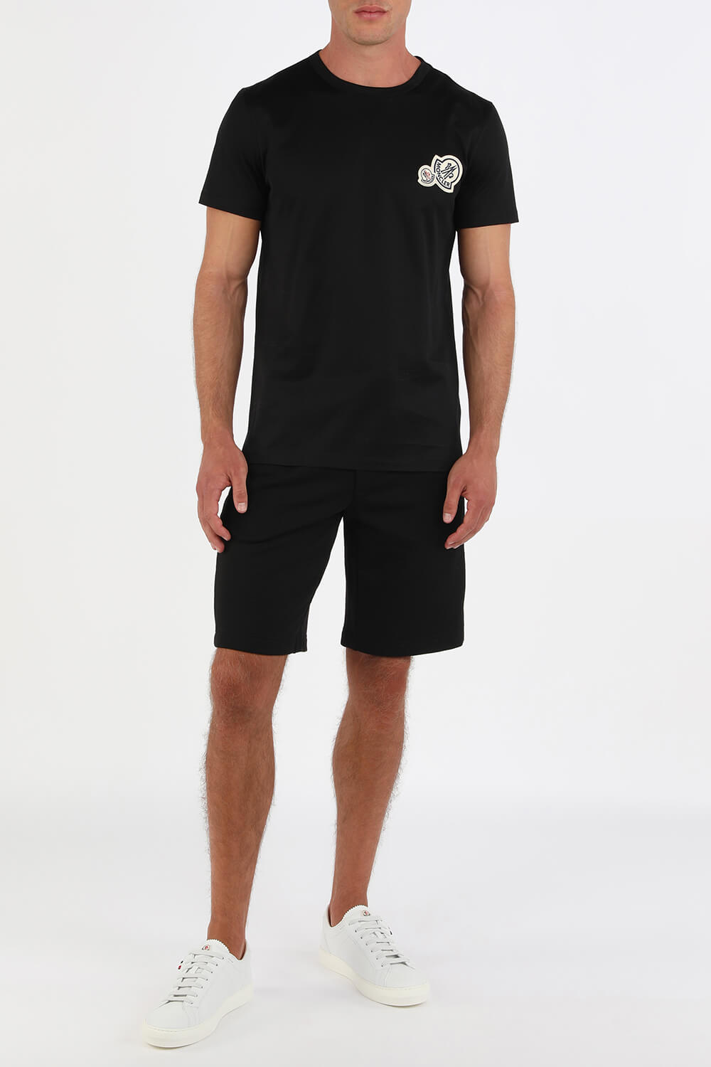 חולצת טי עם לוגו רקום בצבע שחור